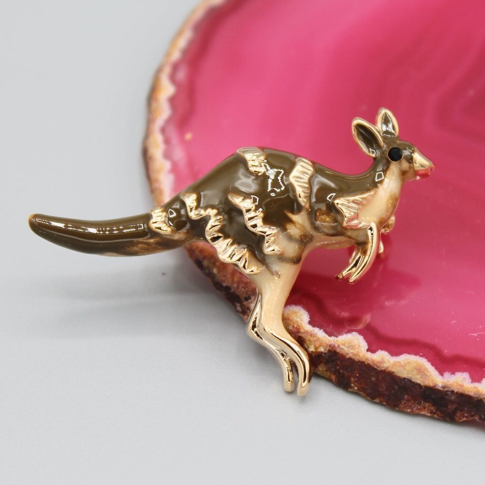 Jewelry pin brooch kangaroo animal Australia brown yellow gold tone fashion new